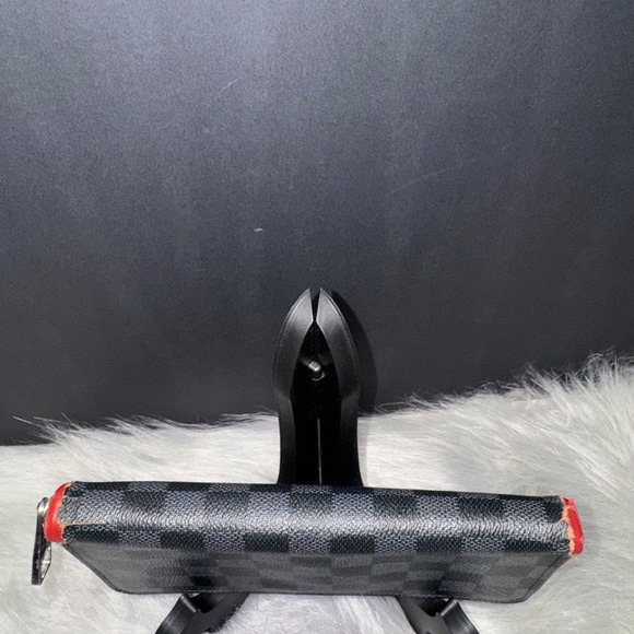 Louis Vuitton Damier Graphite Wallet with Classic Checkerboard Design - Picture 6 of 11